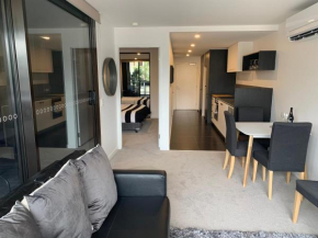 Midnight Luxe 1 BR Executive Apartment in the heart of Braddon Pool Sauna Secure Parking Wine WiFi Netflix, Canberra